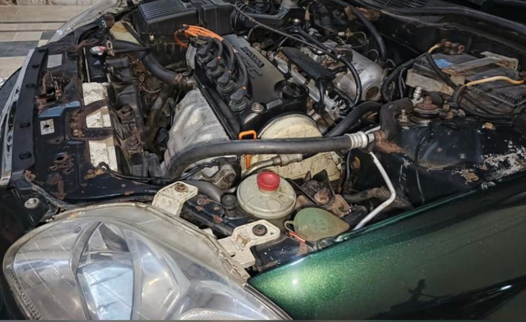 Check the engine condition when buying a used car in Pakistan