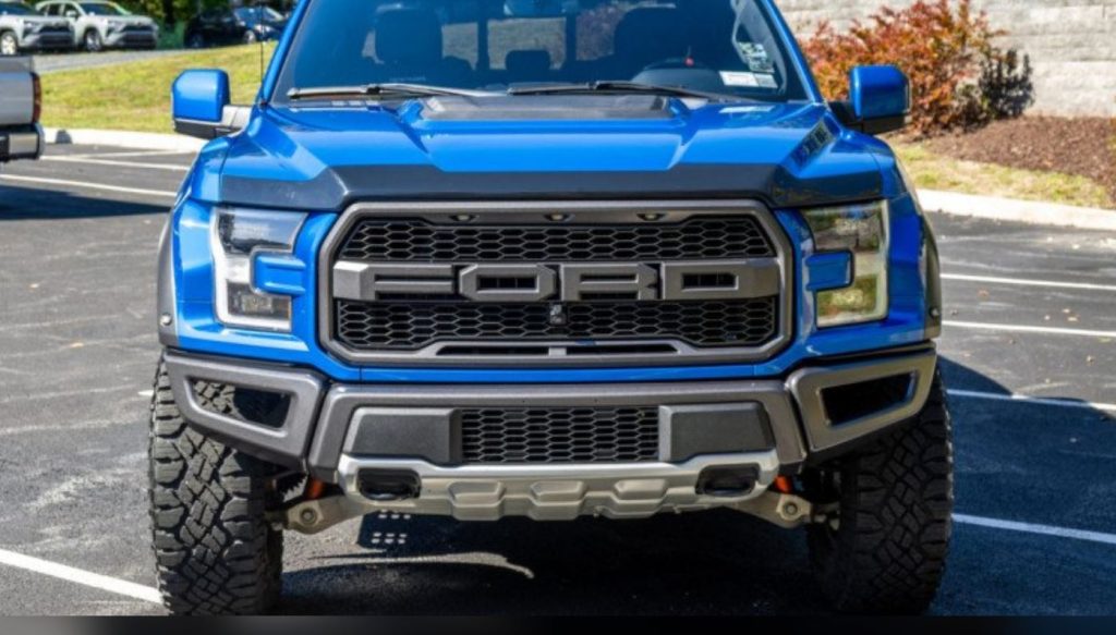 ford f 150 Raptor look from the front 